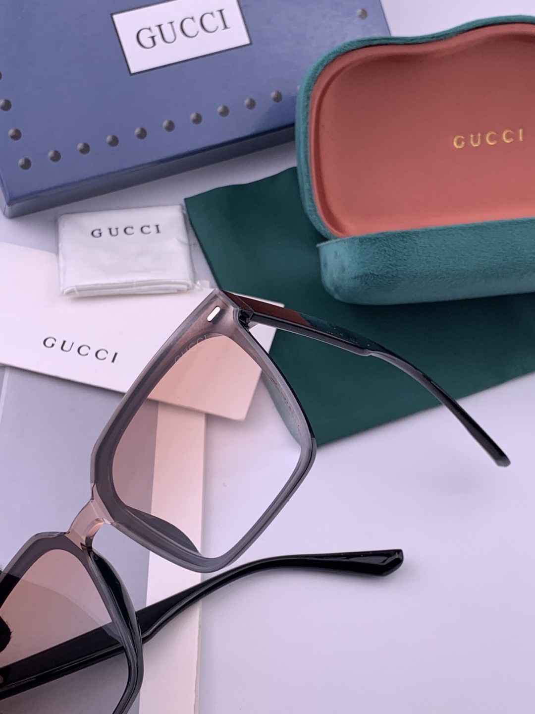 Gucci   情侣款 经典的方框设计，不挑脸型，无论搭配大衣还是连衣裙都非常显气质高清偏光镜片预防紫外