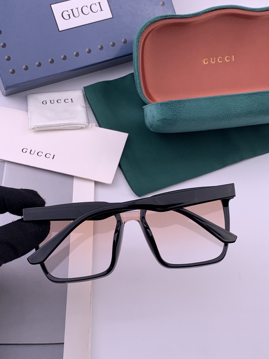 Gucci   情侣款 经典的方框设计，不挑脸型，无论搭配大衣还是连衣裙都非常显气质高清偏光镜片预防紫外