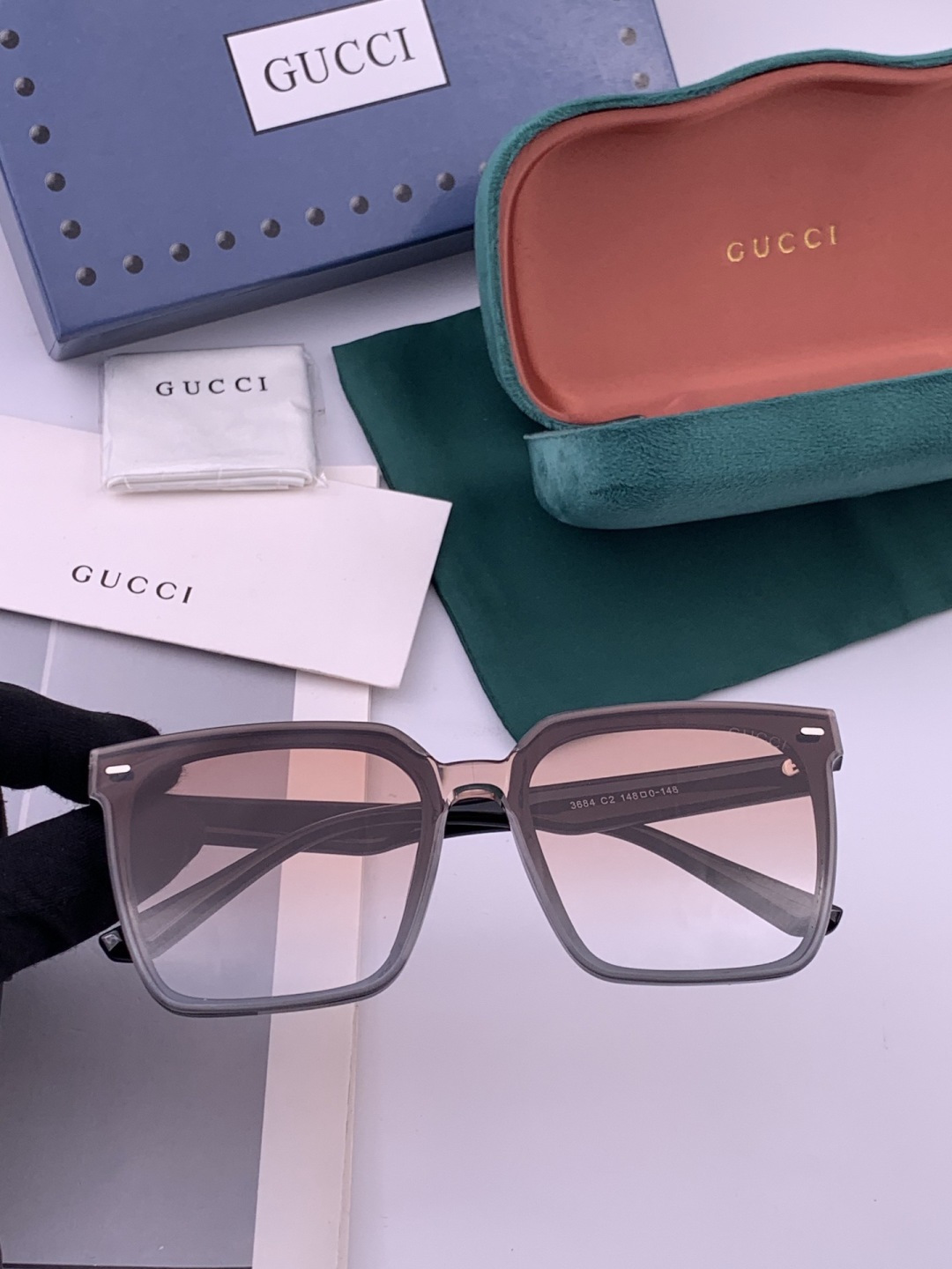 Gucci   情侣款 经典的方框设计，不挑脸型，无论搭配大衣还是连衣裙都非常显气质高清偏光镜片预防紫外