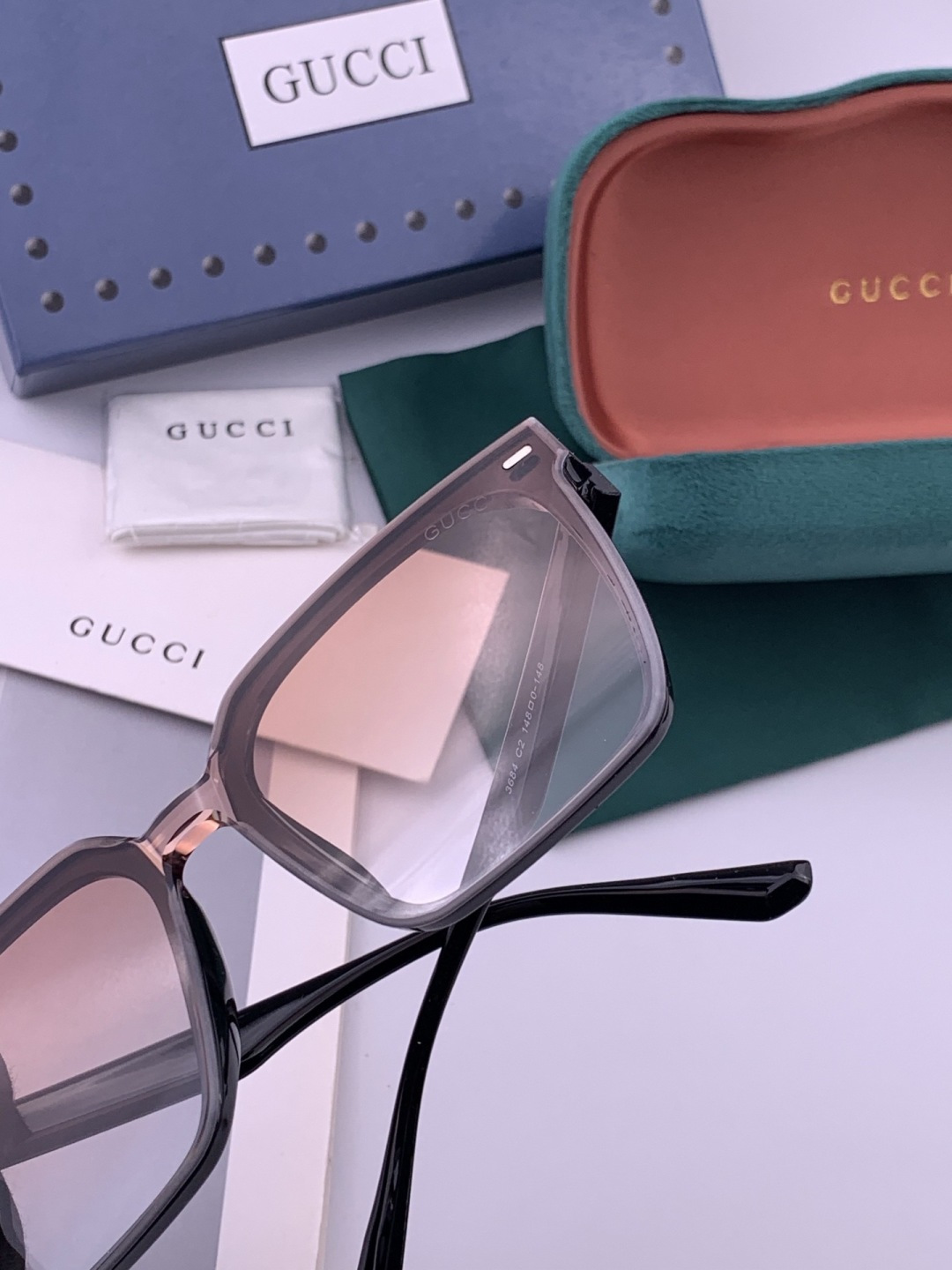 Gucci   情侣款 经典的方框设计，不挑脸型，无论搭配大衣还是连衣裙都非常显气质高清偏光镜片预防紫外