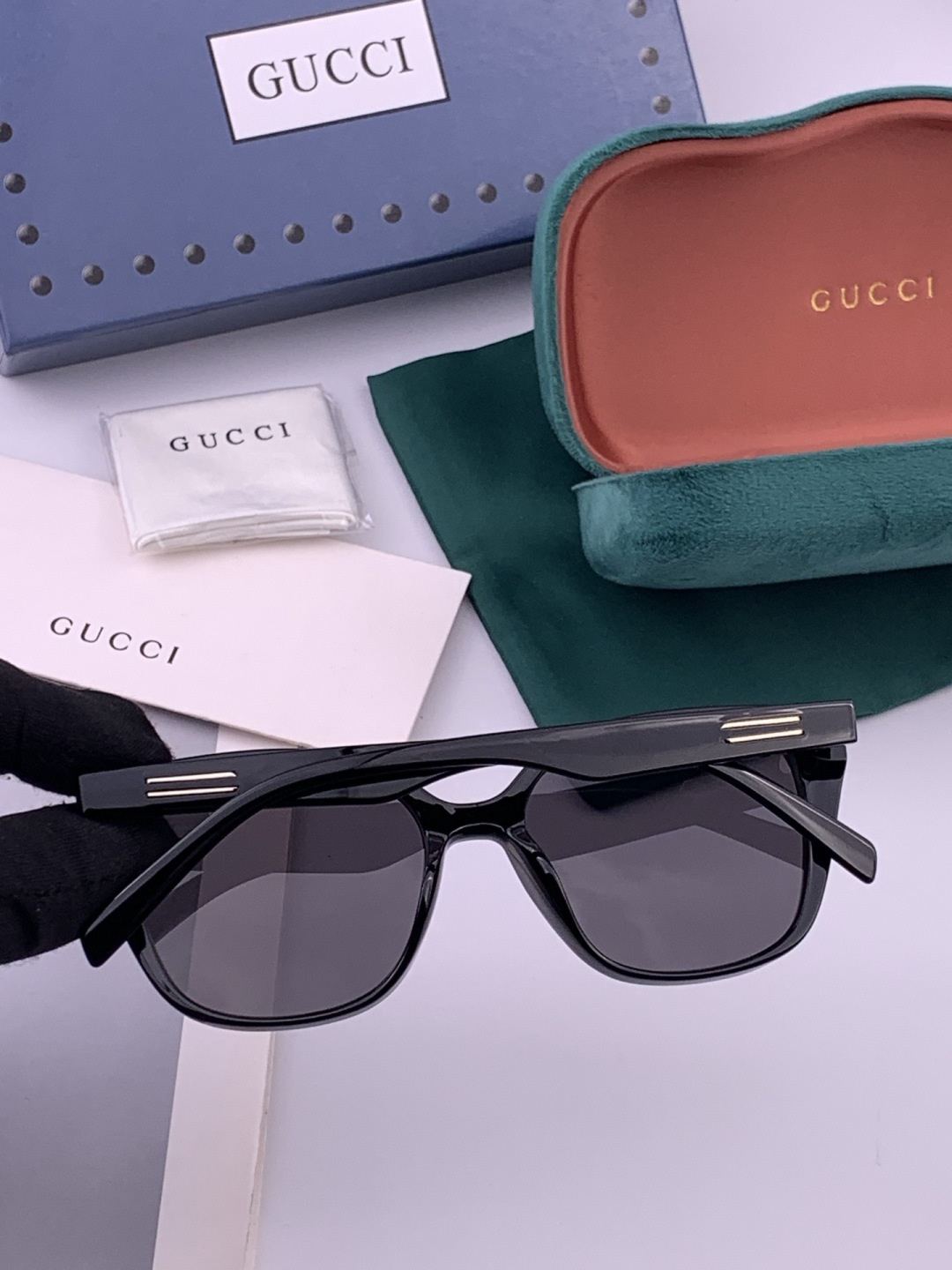 Gucci   情侣款 经典的方框设计，不挑脸型，无论搭配大衣还是连衣裙都非常显气质高清偏光镜片预防紫外