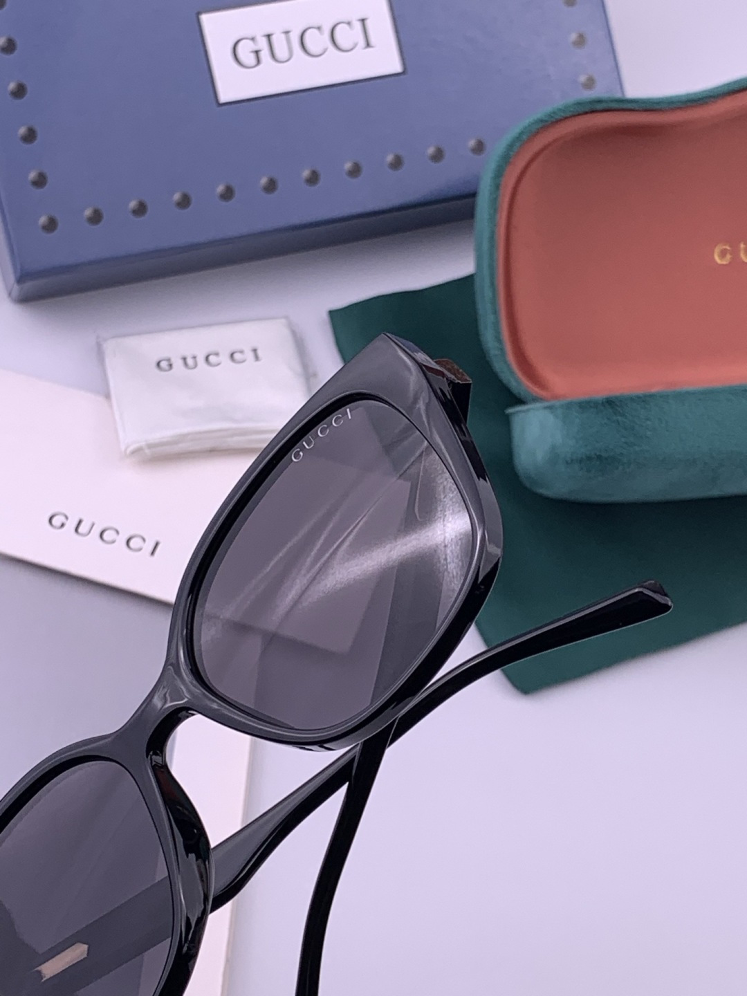 Gucci   情侣款 经典的方框设计，不挑脸型，无论搭配大衣还是连衣裙都非常显气质高清偏光镜片预防紫外