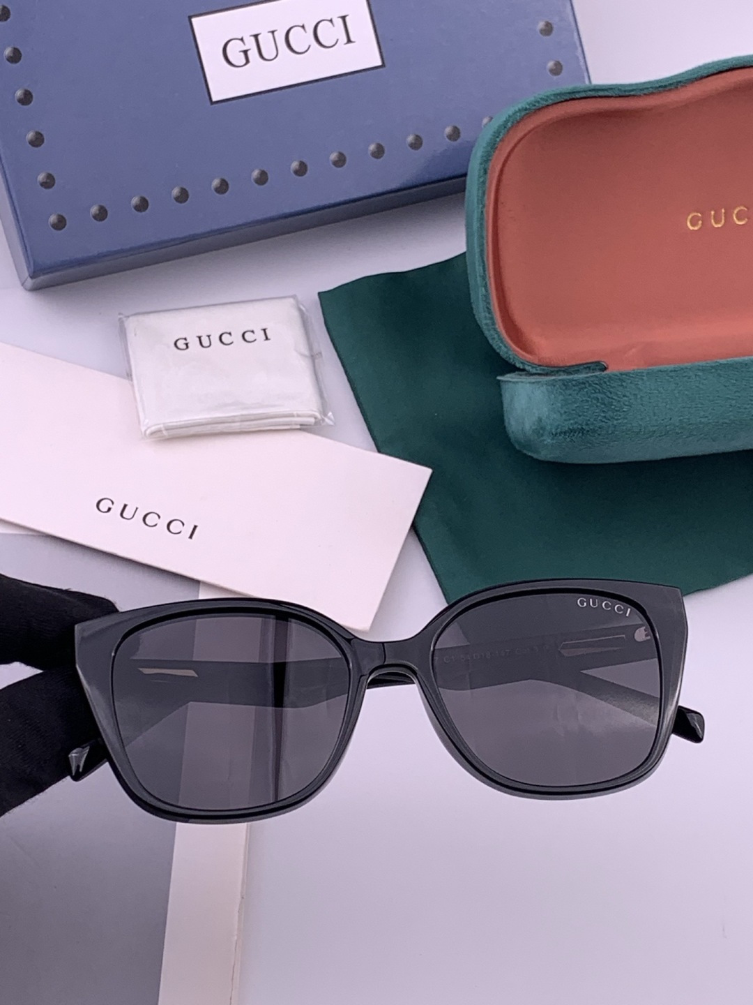 Gucci   情侣款 经典的方框设计，不挑脸型，无论搭配大衣还是连衣裙都非常显气质高清偏光镜片预防紫外