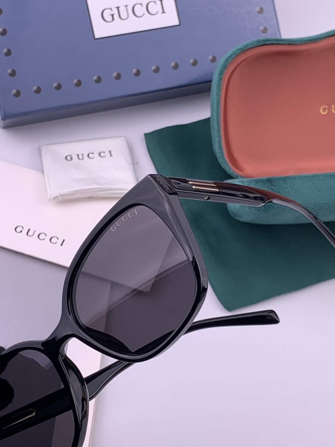 Gucci   情侣款 经典的方框设计，不挑脸型，无论搭配大衣还是连衣裙都非常显气质高清偏光镜片预防紫外