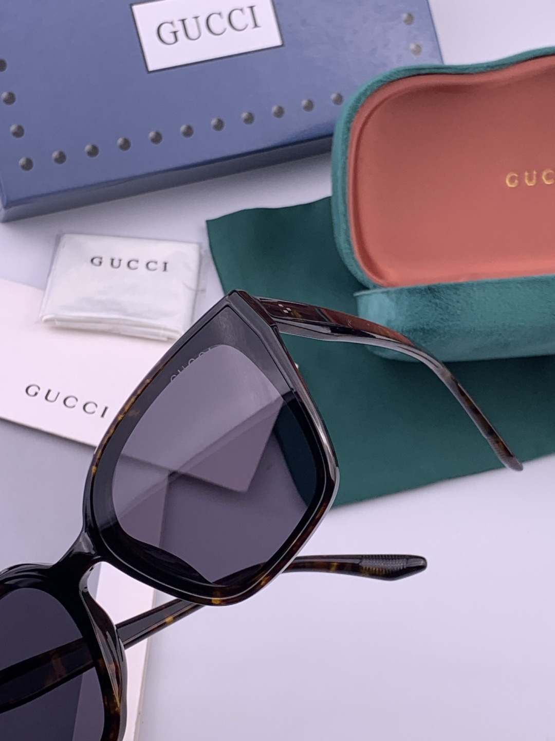 Gucci   情侣款 经典的方框设计，不挑脸型，无论搭配大衣还是连衣裙都非常显气质高清偏光镜片预防紫外