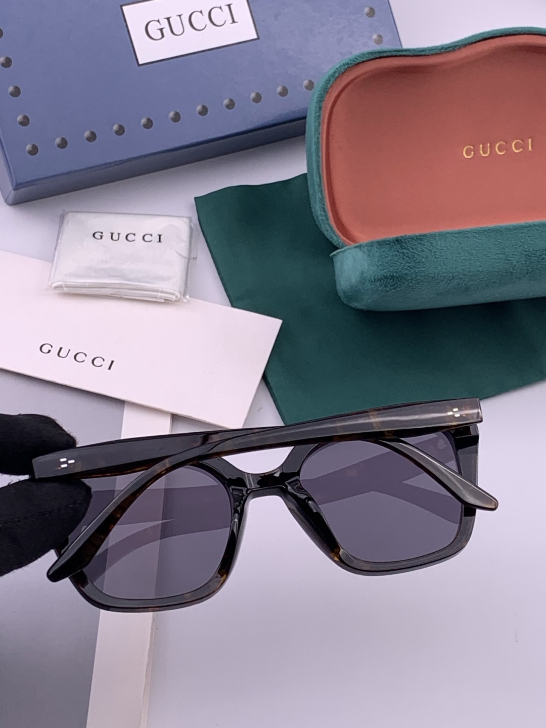 Gucci   情侣款 经典的方框设计，不挑脸型，无论搭配大衣还是连衣裙都非常显气质高清偏光镜片预防紫外