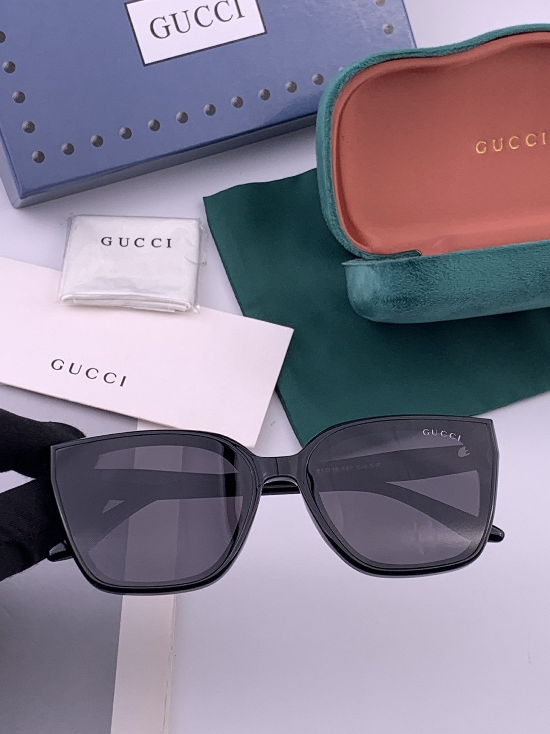 Gucci   情侣款 经典的方框设计，不挑脸型，无论搭配大衣还是连衣裙都非常显气质高清偏光镜片预防紫外