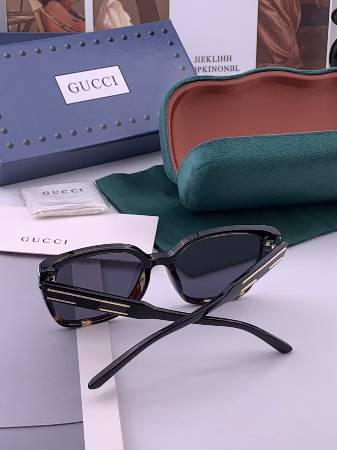 Gucci   情侣款 经典的方框设计，不挑脸型，无论搭配大衣还是连衣裙都非常显气质高清偏光镜片预防紫外
