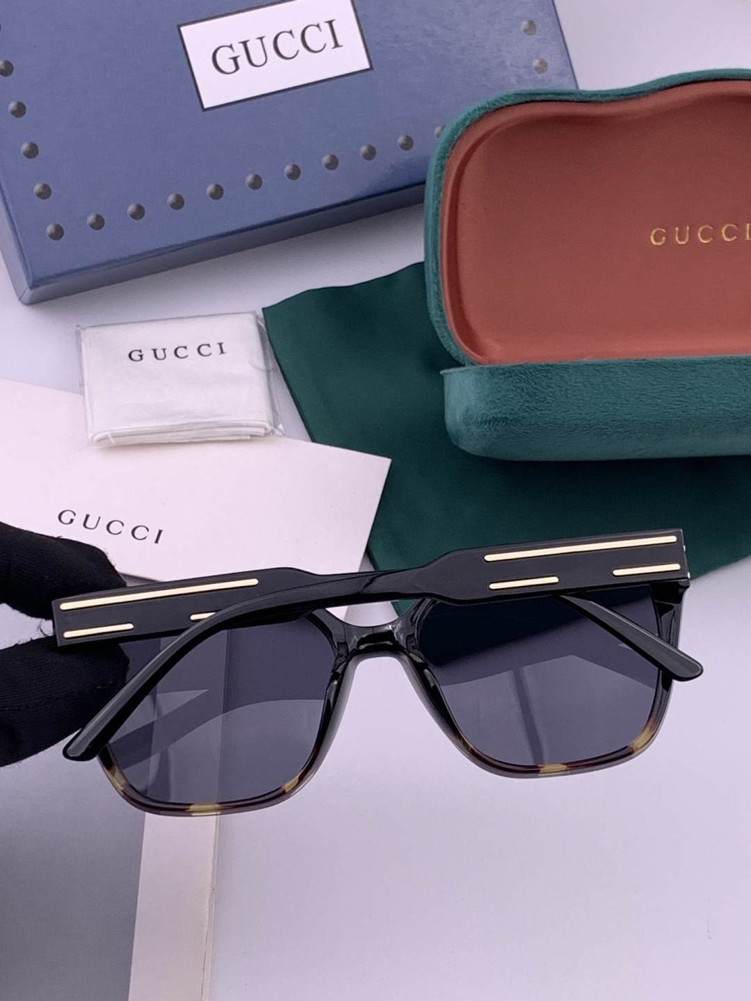 Gucci   情侣款 经典的方框设计，不挑脸型，无论搭配大衣还是连衣裙都非常显气质高清偏光镜片预防紫外