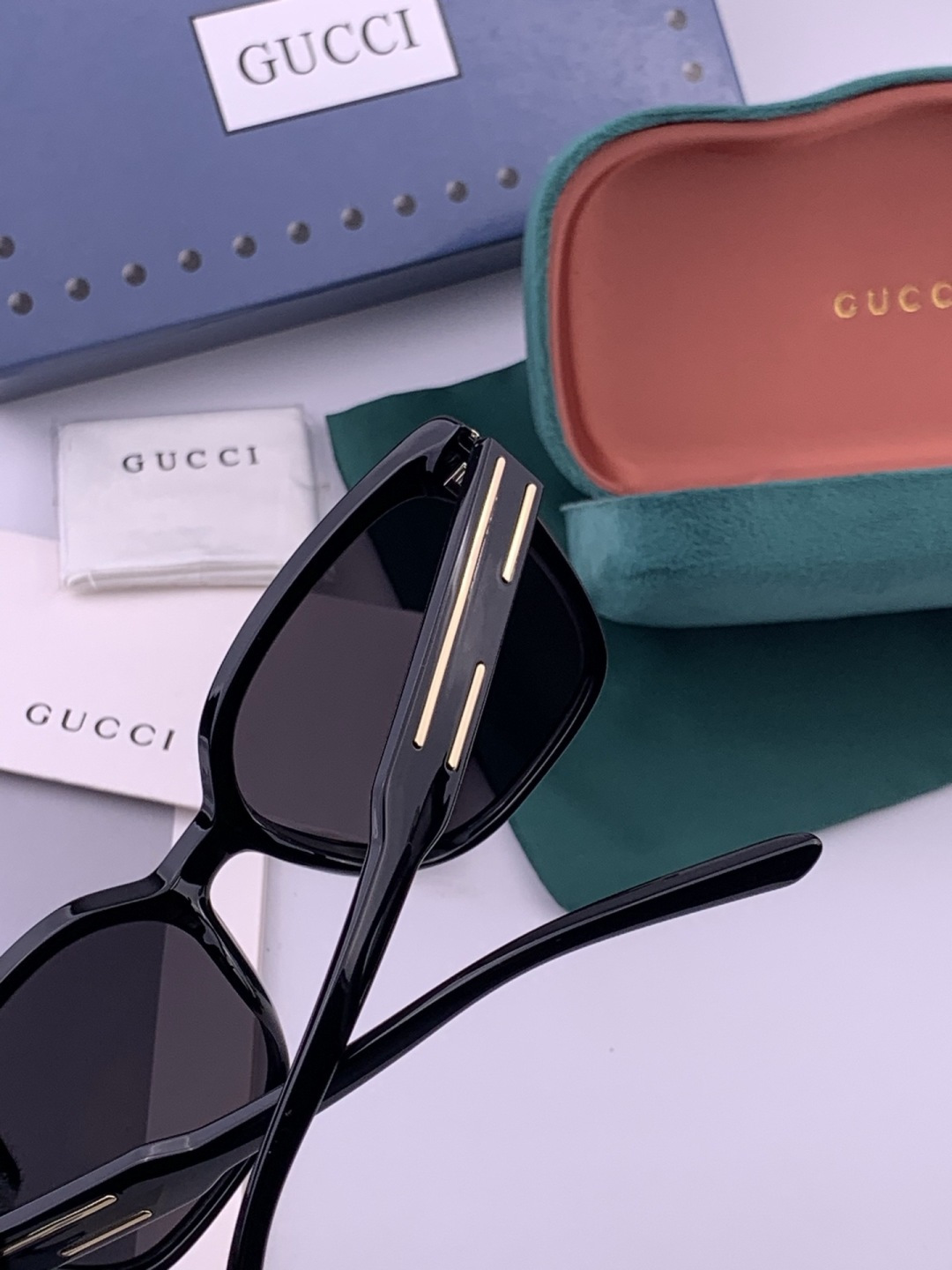 Gucci   情侣款 经典的方框设计，不挑脸型，无论搭配大衣还是连衣裙都非常显气质高清偏光镜片预防紫外