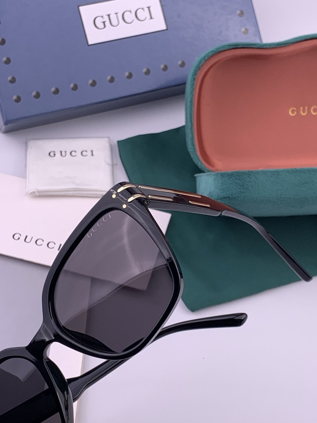 Gucci   情侣款 经典的方框设计，不挑脸型，无论搭配大衣还是连衣裙都非常显气质高清偏光镜片预防紫外