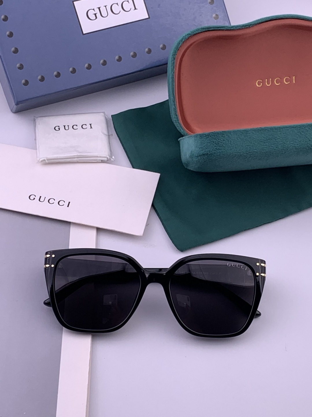 Gucci   情侣款 经典的方框设计，不挑脸型，无论搭配大衣还是连衣裙都非常显气质高清偏光镜片预防紫外