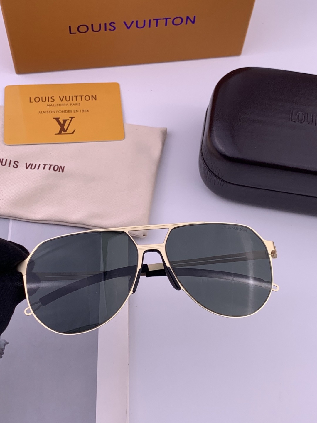 LV 男款炫彩飞行员偏光太阳镜 ❤️材质：高清尼龙加厚卡槽高清偏光镜片 🌹无边框镜架💕颜👍型号：L839