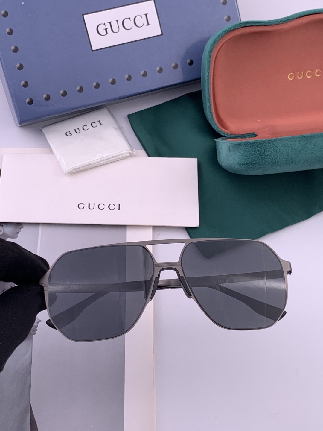Gucci 男款炫彩飞行员偏光太阳镜 ❤️材质：高清尼龙加厚卡槽高清偏光镜片 🌹无边框镜架💕颜👍型号：G