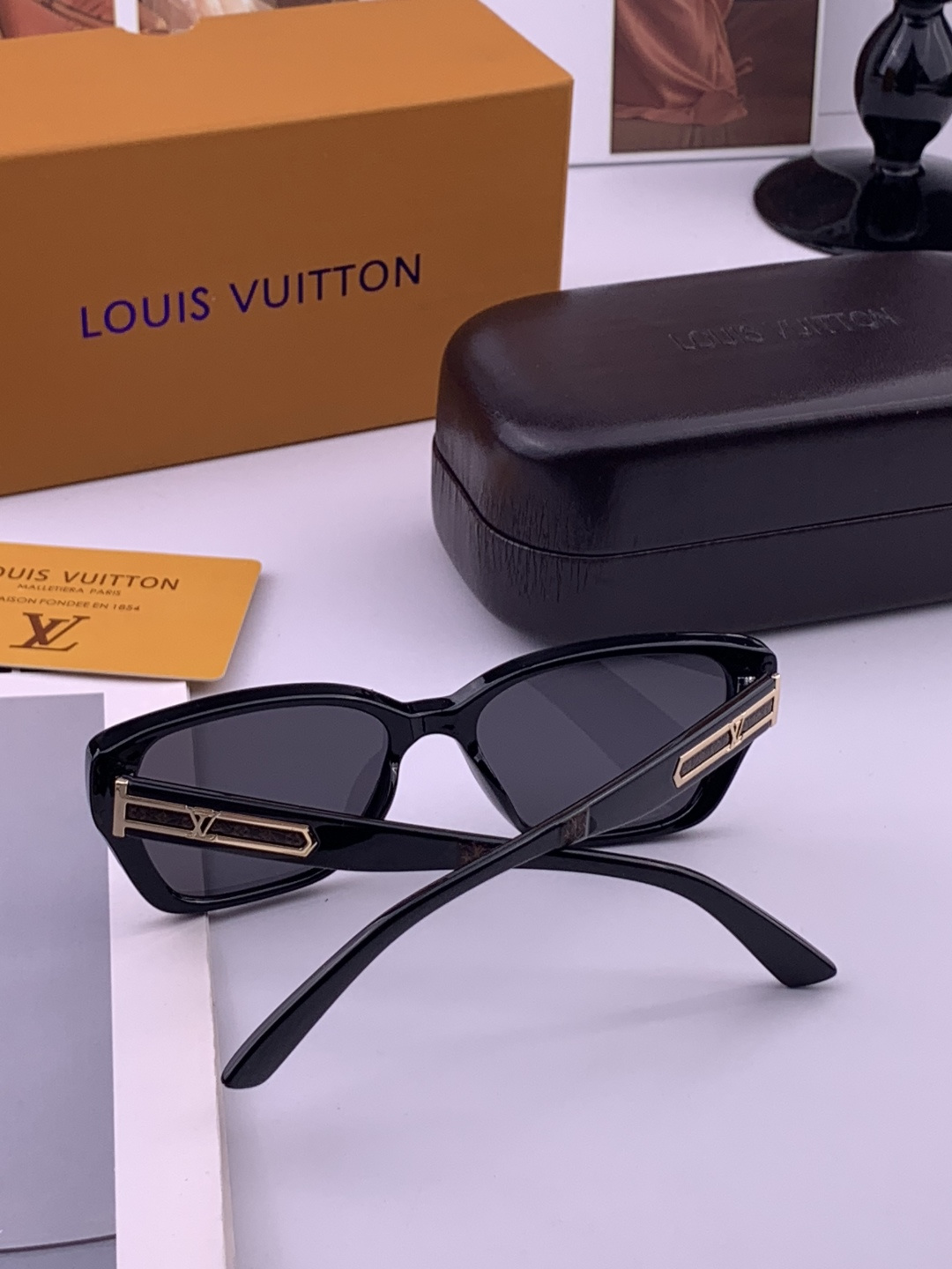 LV 开春新款  潮流爆款 时尚方框太阳镜 高品质 佩戴舒适 网红潮款墨镜 型号 L0552