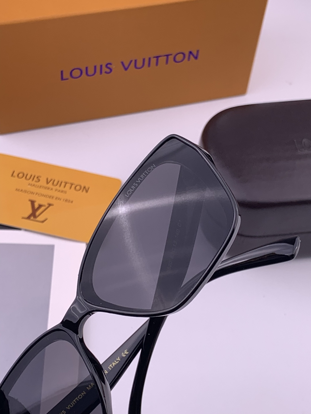 LV 开春新款  潮流爆款 时尚方框太阳镜 高品质 佩戴舒适 网红潮款墨镜 型号 L0552