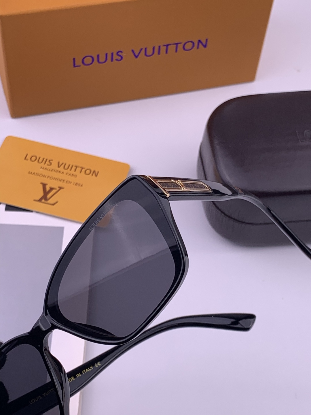 LV 开春新款  潮流爆款 时尚方框太阳镜 高品质 佩戴舒适 网红潮款墨镜 型号 L0552