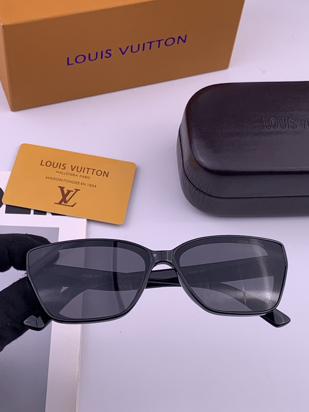 LV 开春新款  潮流爆款 时尚方框太阳镜 高品质 佩戴舒适 网红潮款墨镜 型号 L0552