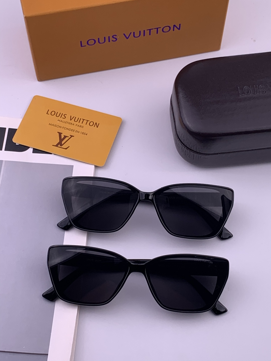 LV 开春新款  潮流爆款 时尚方框太阳镜 高品质 佩戴舒适 网红潮款墨镜 型号 L0552