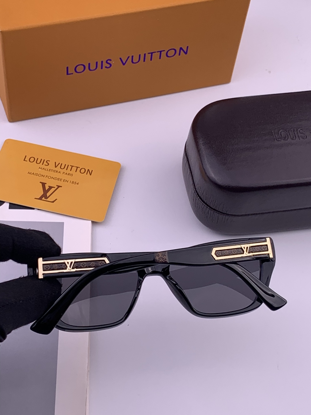 LV 开春新款  潮流爆款 时尚方框太阳镜 高品质 佩戴舒适 网红潮款墨镜 型号 L0552