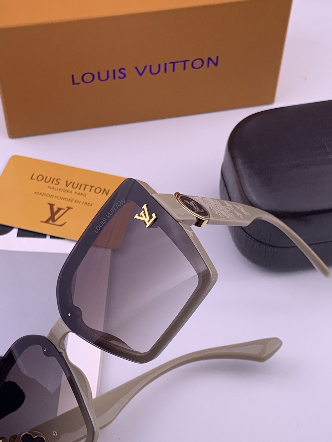 LV 开春新款  潮流爆款 时尚方框太阳镜 高品质 佩戴舒适 网红潮款墨镜 型号 L8623
