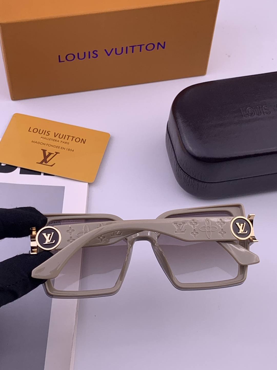LV 开春新款  潮流爆款 时尚方框太阳镜 高品质 佩戴舒适 网红潮款墨镜 型号 L8623