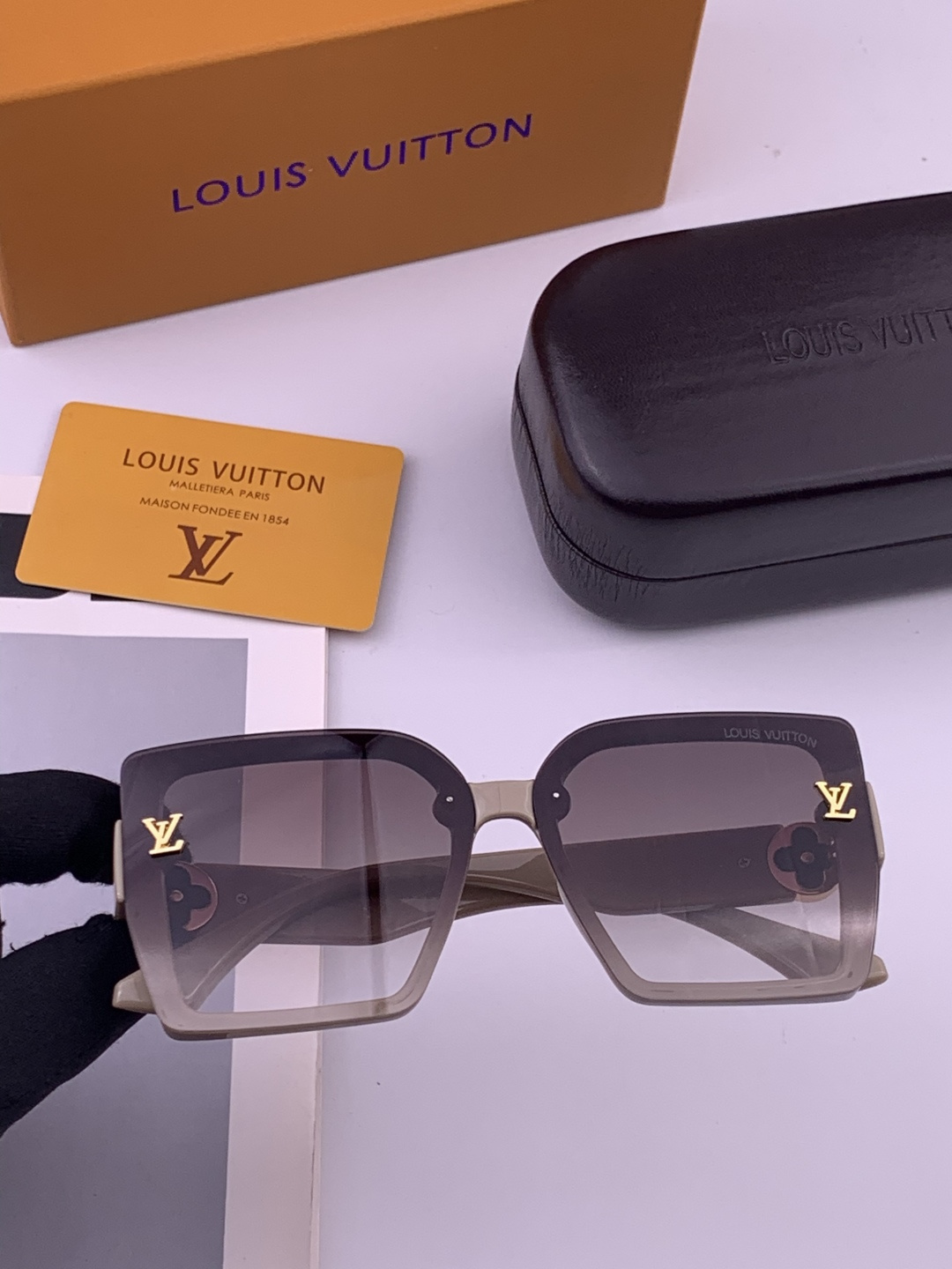 LV 开春新款  潮流爆款 时尚方框太阳镜 高品质 佩戴舒适 网红潮款墨镜 型号 L8623