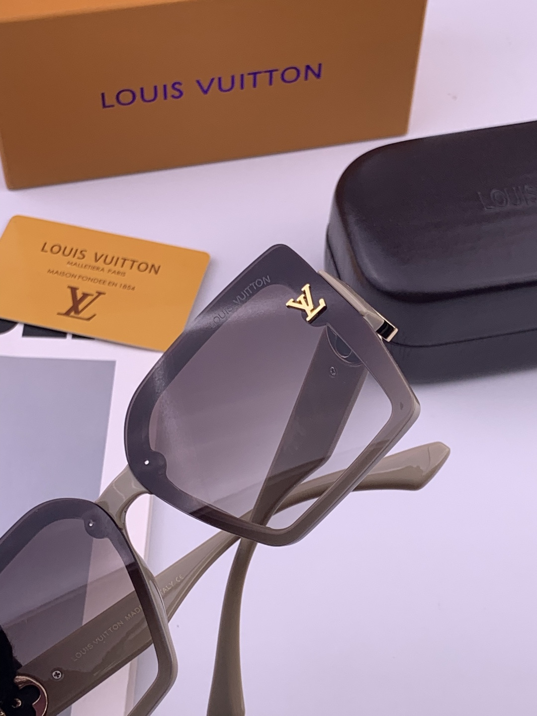 LV 开春新款  潮流爆款 时尚方框太阳镜 高品质 佩戴舒适 网红潮款墨镜 型号 L8623