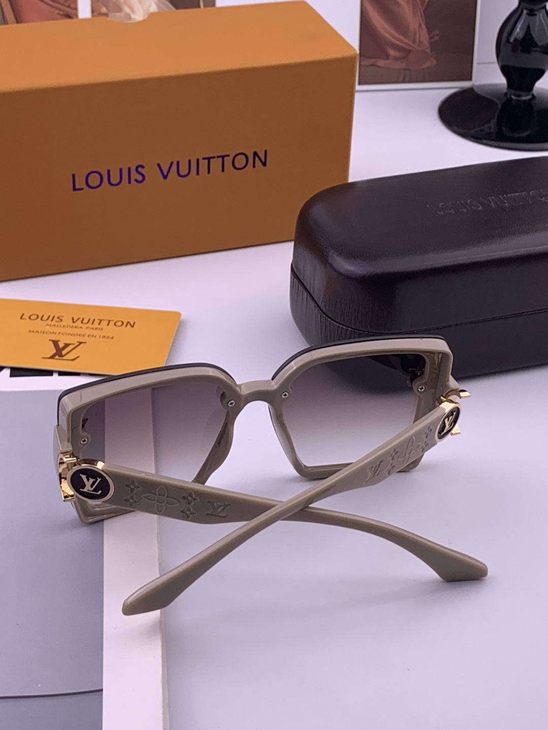 LV 开春新款  潮流爆款 时尚方框太阳镜 高品质 佩戴舒适 网红潮款墨镜 型号 L8623