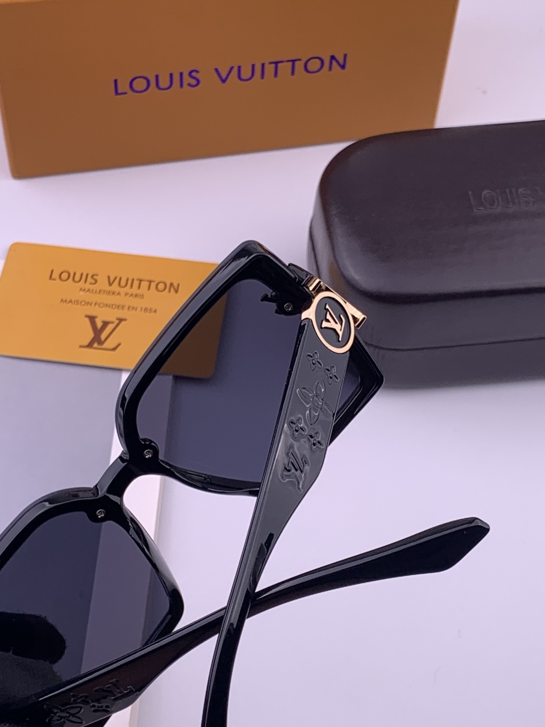 LV 开春新款  潮流爆款 时尚方框太阳镜 高品质 佩戴舒适 网红潮款墨镜 型号 L8623
