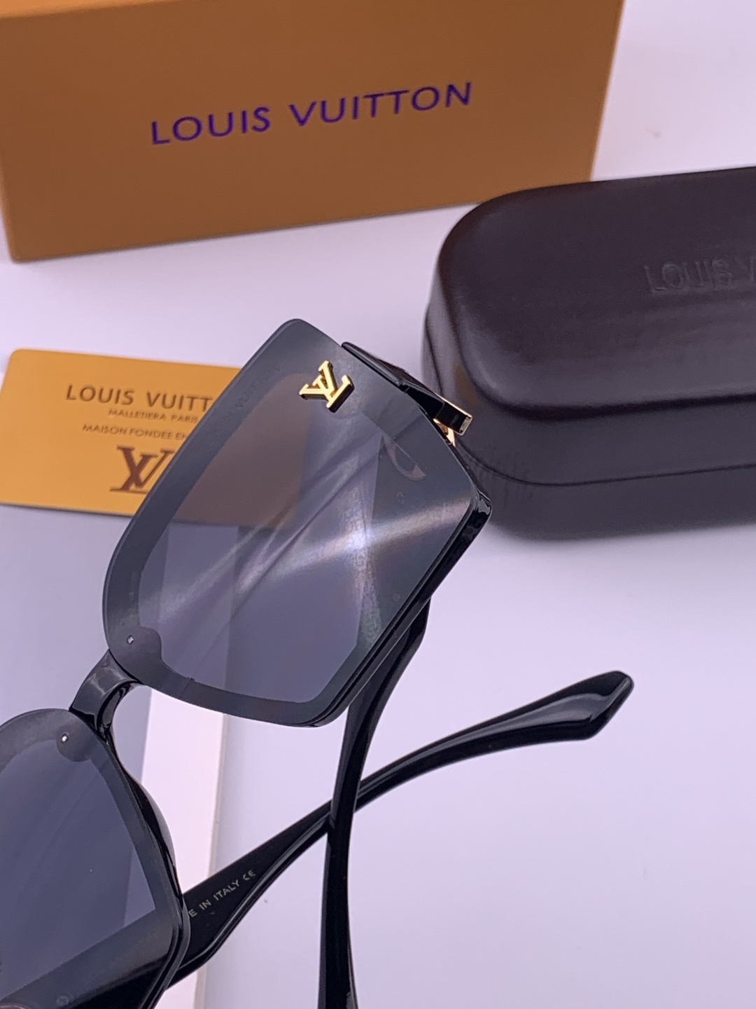 LV 开春新款  潮流爆款 时尚方框太阳镜 高品质 佩戴舒适 网红潮款墨镜 型号 L8623