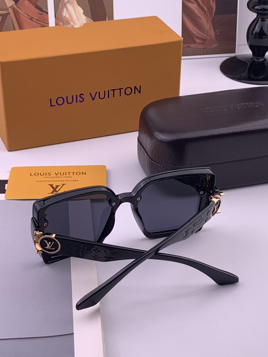 LV 开春新款  潮流爆款 时尚方框太阳镜 高品质 佩戴舒适 网红潮款墨镜 型号 L8623