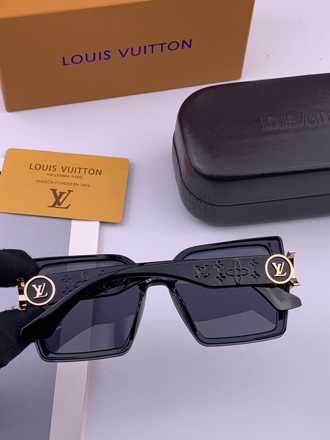 LV 开春新款  潮流爆款 时尚方框太阳镜 高品质 佩戴舒适 网红潮款墨镜 型号 L8623