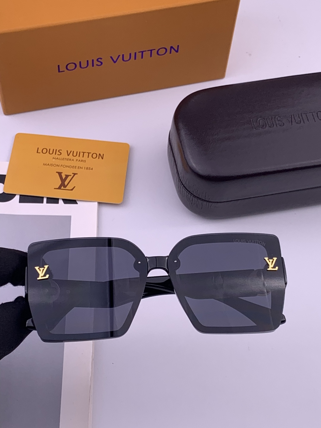 LV 开春新款  潮流爆款 时尚方框太阳镜 高品质 佩戴舒适 网红潮款墨镜 型号 L8623
