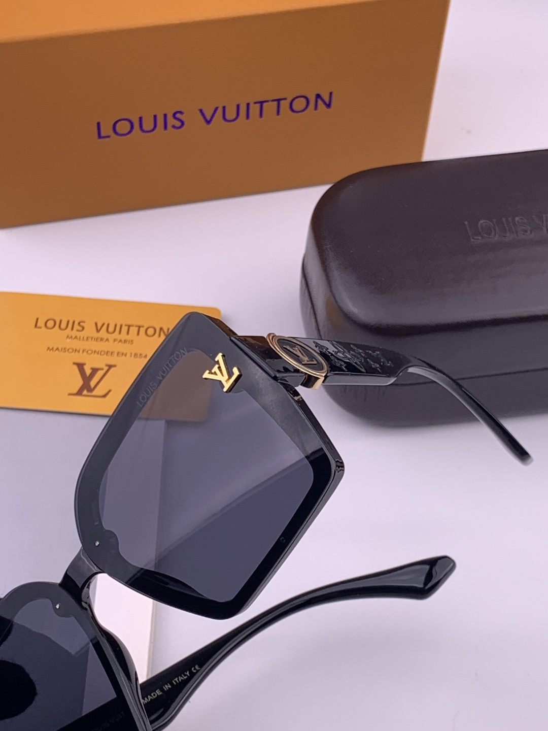 LV 开春新款  潮流爆款 时尚方框太阳镜 高品质 佩戴舒适 网红潮款墨镜 型号 L8623