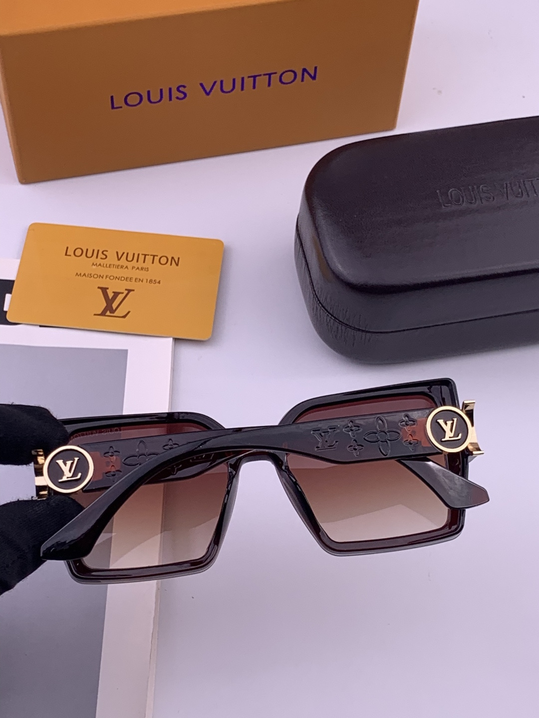 LV 开春新款  潮流爆款 时尚方框太阳镜 高品质 佩戴舒适 网红潮款墨镜 型号 L8623
