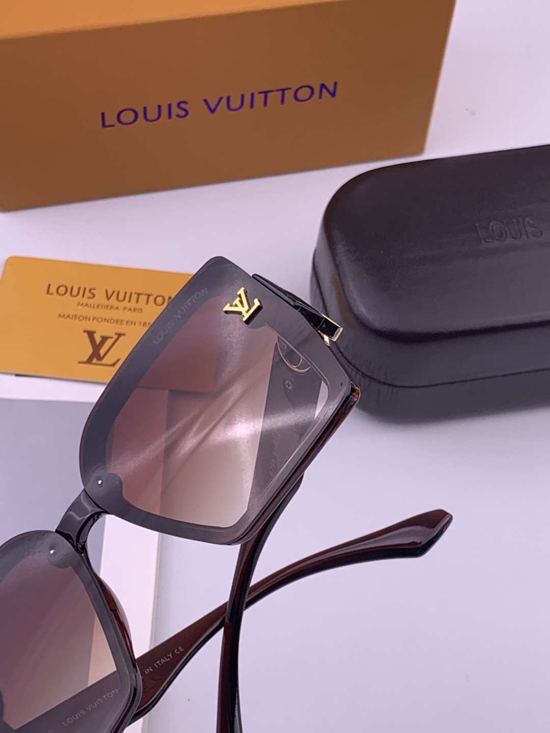 LV 开春新款  潮流爆款 时尚方框太阳镜 高品质 佩戴舒适 网红潮款墨镜 型号 L8623