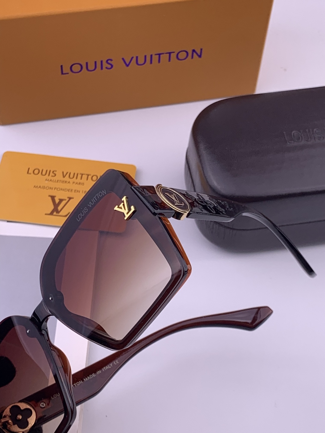 LV 开春新款  潮流爆款 时尚方框太阳镜 高品质 佩戴舒适 网红潮款墨镜 型号 L8623