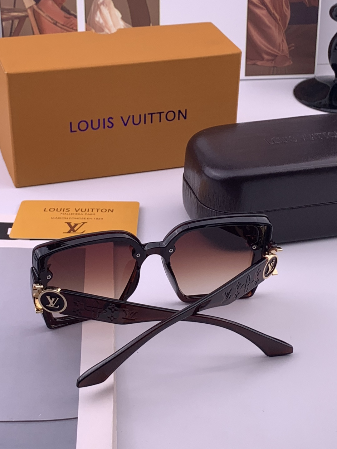 LV 开春新款  潮流爆款 时尚方框太阳镜 高品质 佩戴舒适 网红潮款墨镜 型号 L8623