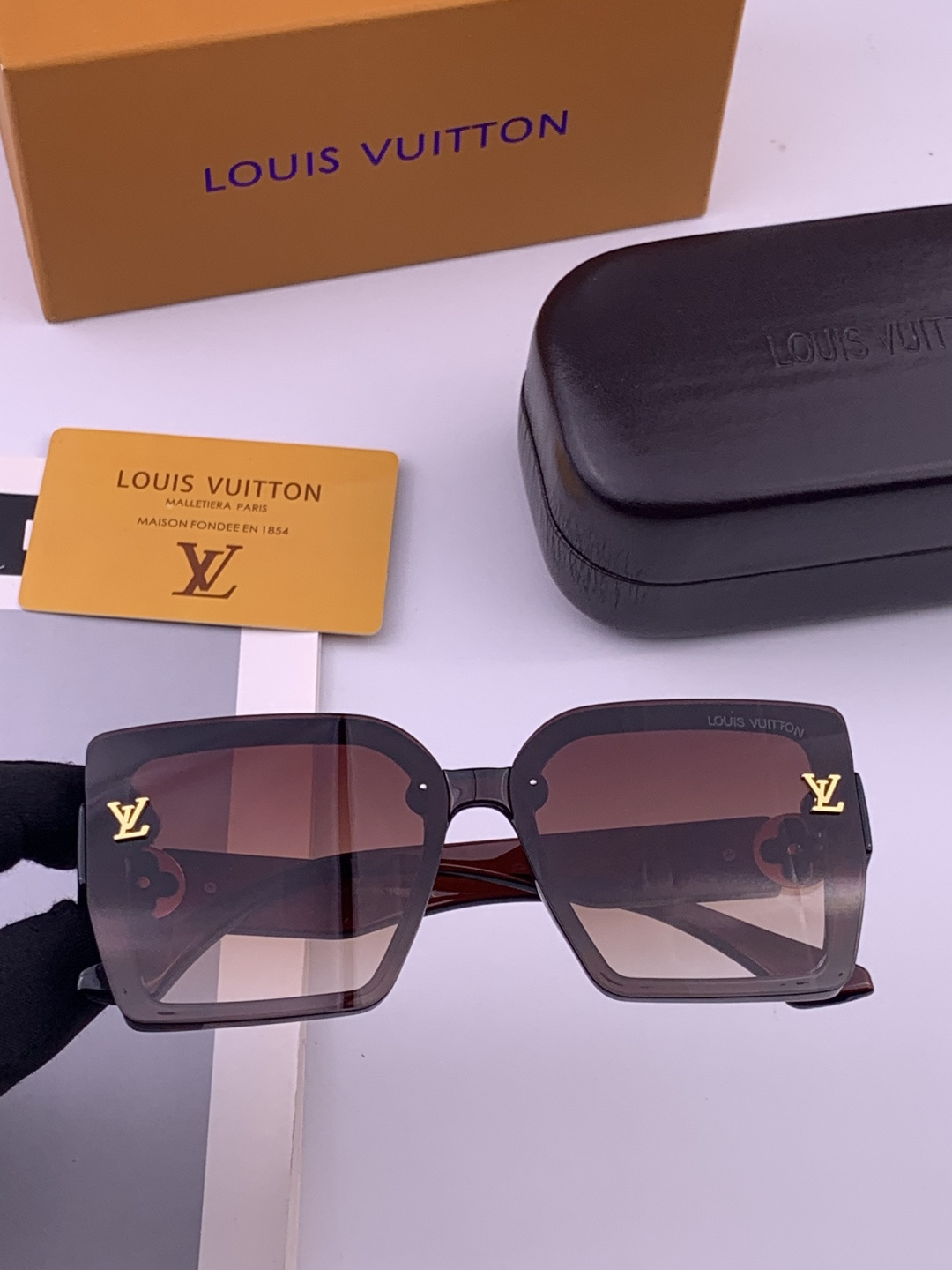 LV 开春新款  潮流爆款 时尚方框太阳镜 高品质 佩戴舒适 网红潮款墨镜 型号 L8623