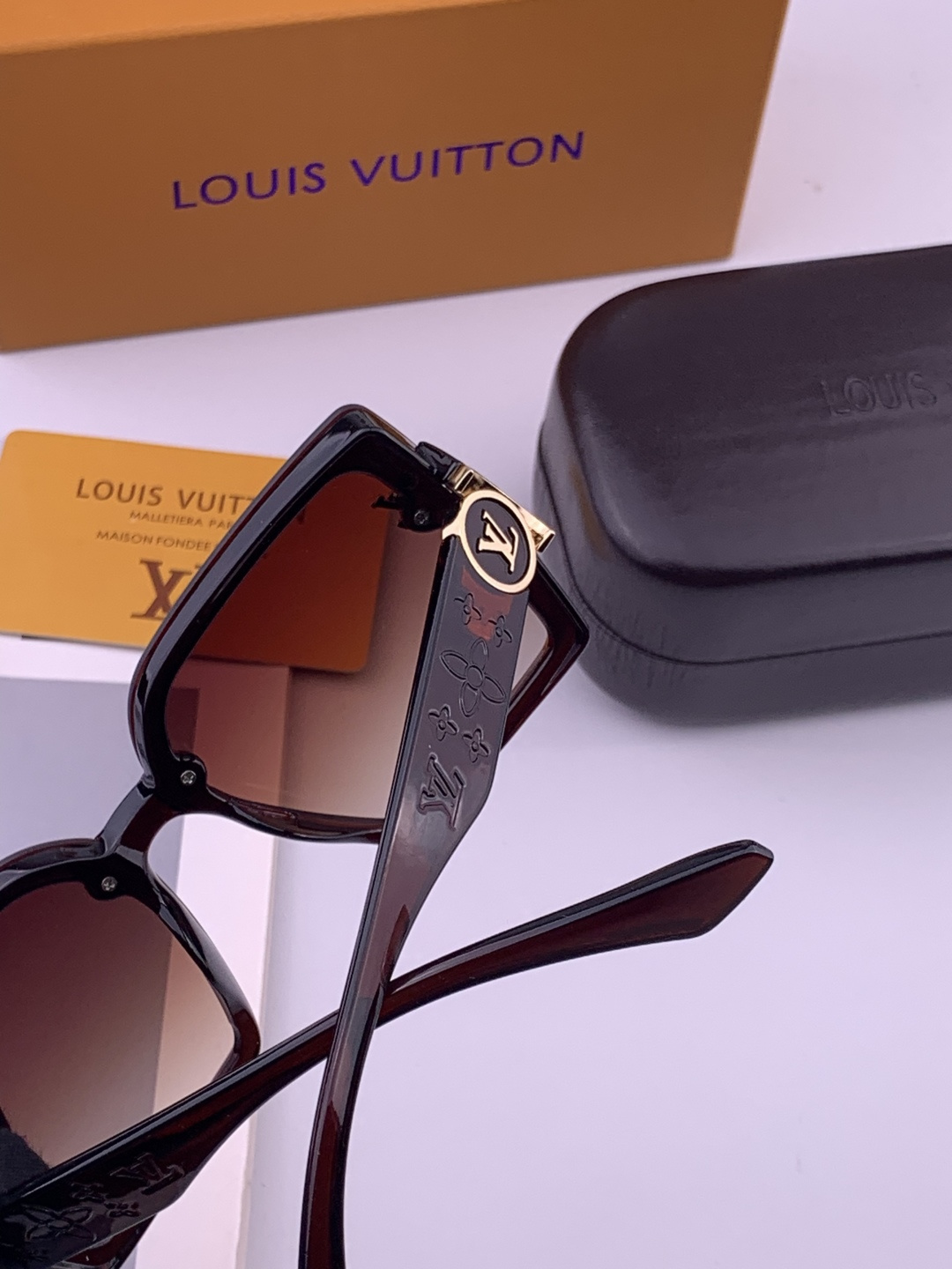 LV 开春新款  潮流爆款 时尚方框太阳镜 高品质 佩戴舒适 网红潮款墨镜 型号 L8623