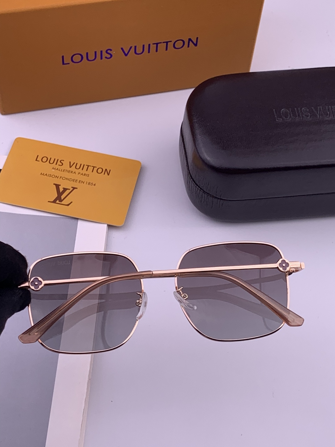 LV 🔥  高品质男女款墨镜   👍 进口宝丽来偏光镜片  🔥蛤蟆镜 开车钓鱼都可 🔥百搭显瘦墨镜韩版男