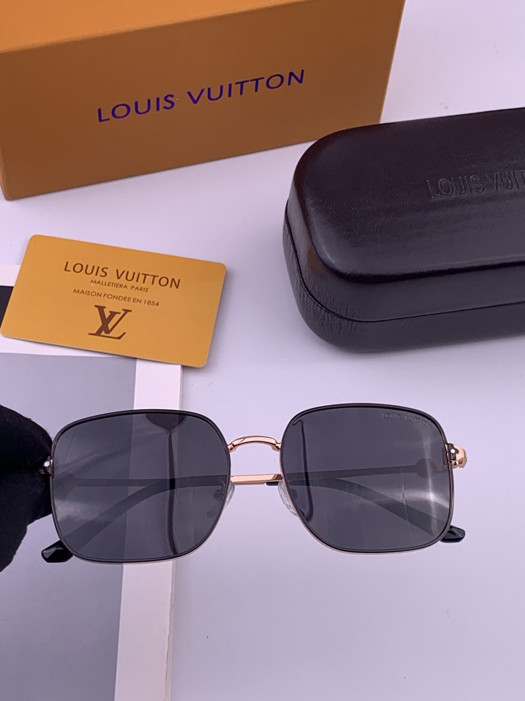 LV 🔥  高品质男女款墨镜   👍 进口宝丽来偏光镜片  🔥蛤蟆镜 开车钓鱼都可 🔥百搭显瘦墨镜韩版男