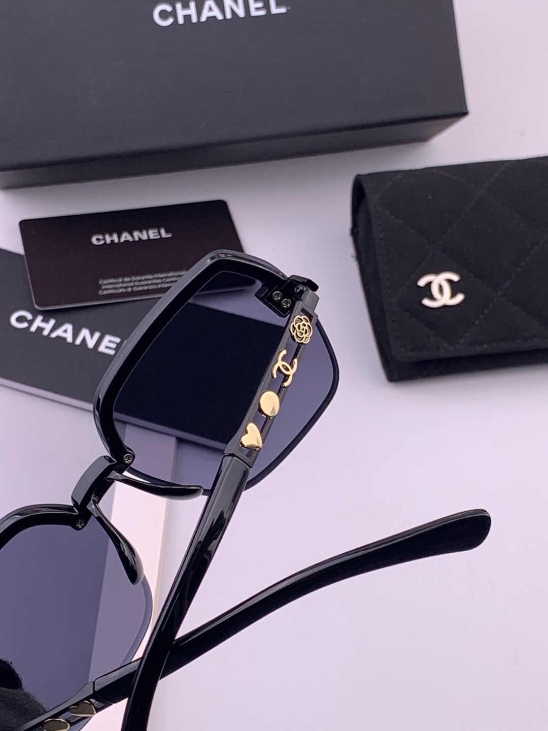 新品CHANEL 香奈儿太阳镜以独特魅力和前卫风格诠释春夏最新眼镜，质感超好佩带舒适 型号：CH6700