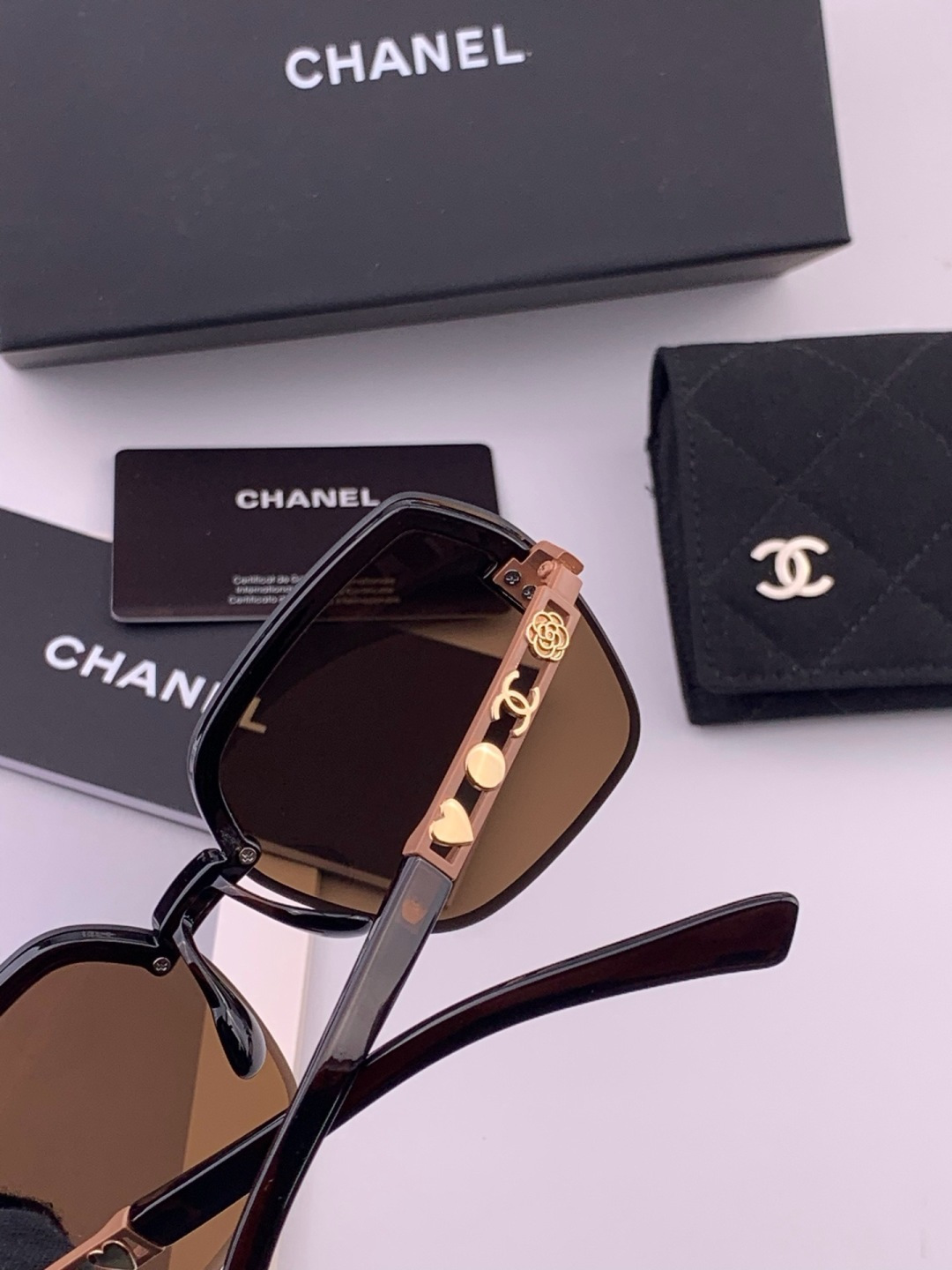 新品CHANEL 香奈儿太阳镜以独特魅力和前卫风格诠释春夏最新眼镜，质感超好佩带舒适 型号：CH6700