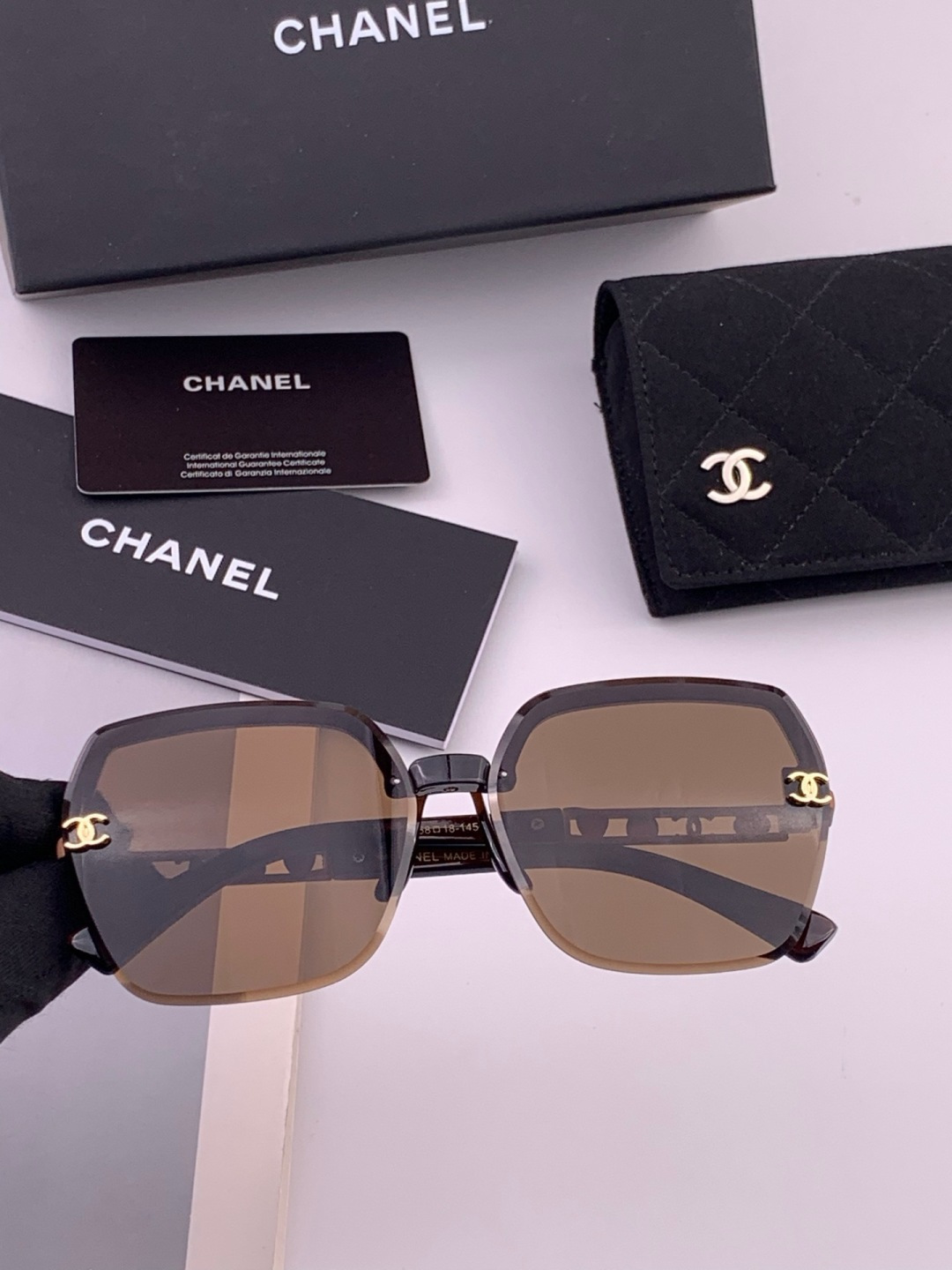 新品CHANEL 香奈儿太阳镜以独特魅力和前卫风格诠释春夏最新眼镜，质感超好佩带舒适 型号：CH6700
