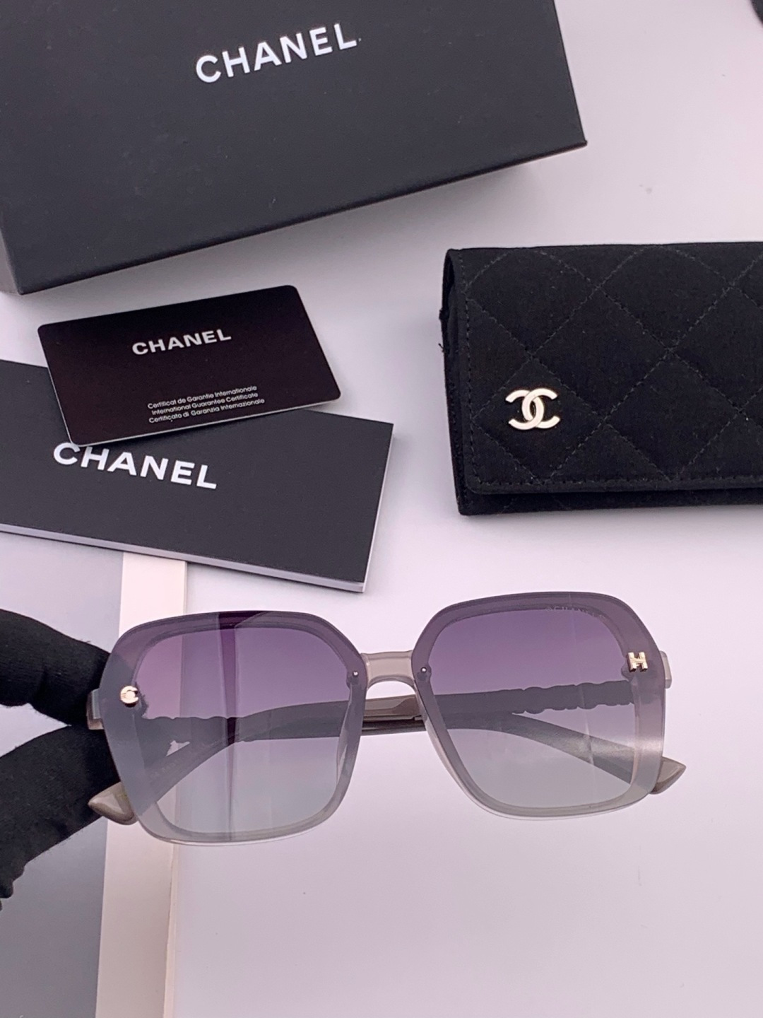 🔺CHANEL🔻官方早春新款，众多明星同款[色]香奈儿‼️‼️新款珍珠大框偏光墨镜 ，🌈🌈宝丽来超清偏光