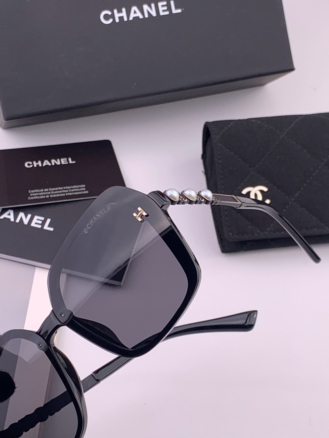 🔺CHANEL🔻官方早春新款，众多明星同款[色]香奈儿‼️‼️新款珍珠大框偏光墨镜 ，🌈🌈宝丽来超清偏光