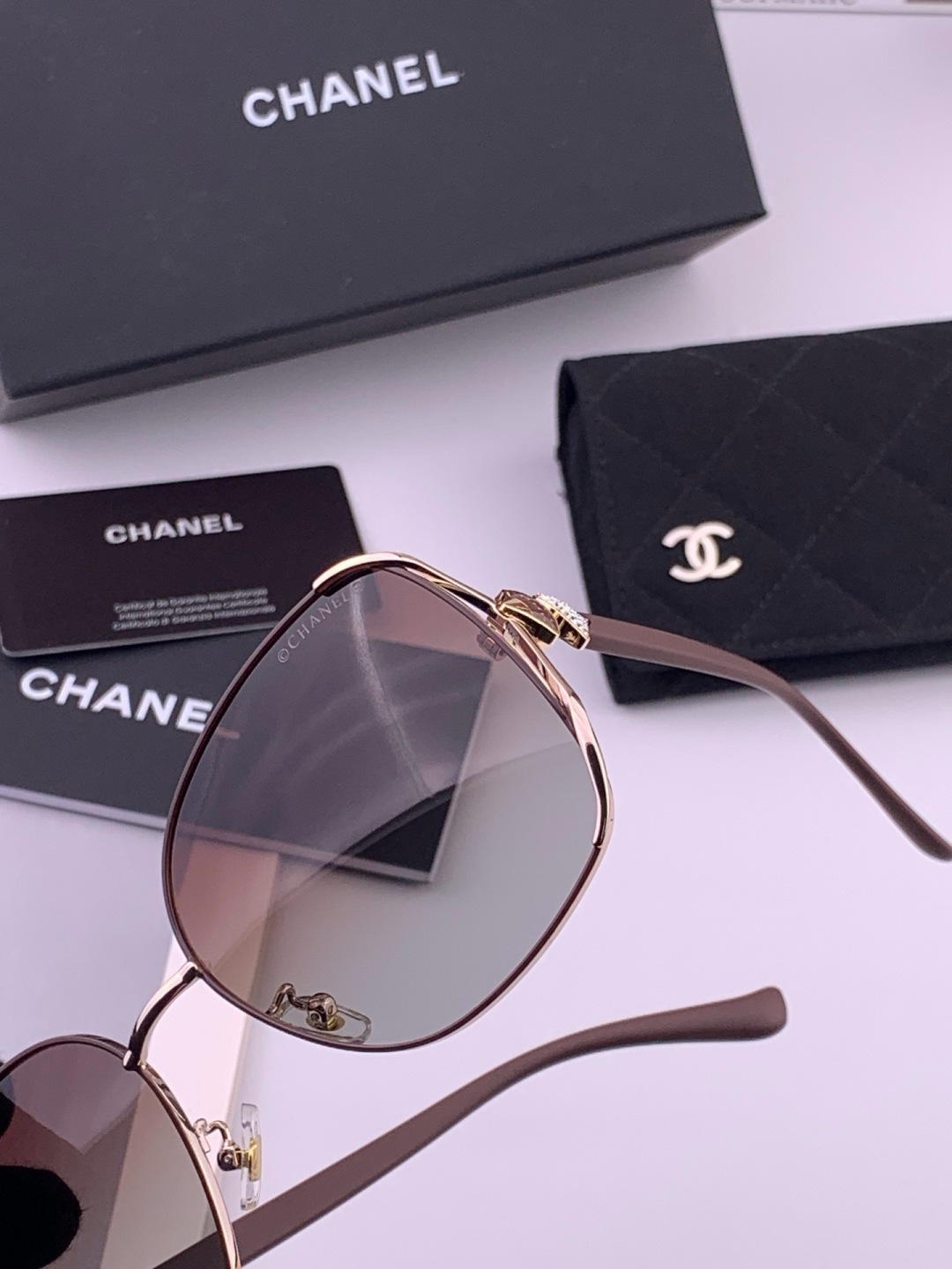 🔺CHANEL🔻官方早春新款，众多明星同款[色]香奈儿‼️‼️新款框偏光墨镜 ，🌈🌈宝丽来超清偏光太阳镜