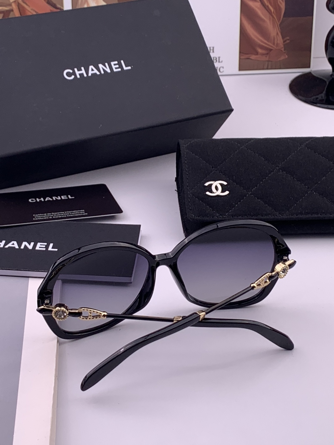 新品CHANEL 香奈儿太阳镜以独特魅力和前卫风格诠释春夏最新眼镜，质感超好佩带舒适 型号：CH042
